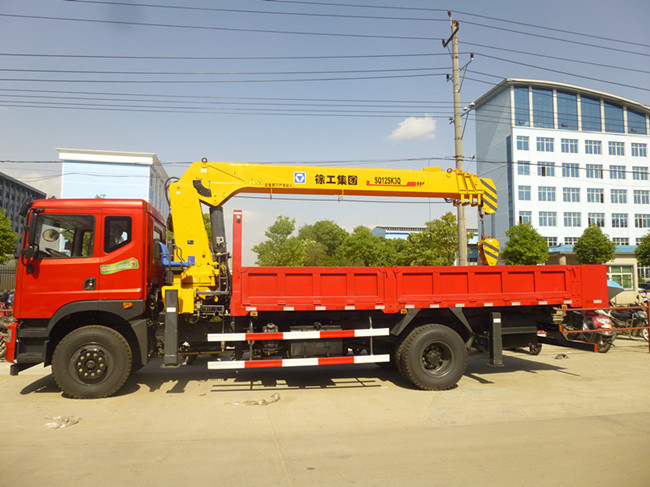 東風D701（可裝3.2~8噸吊機）隨車吊帶自卸