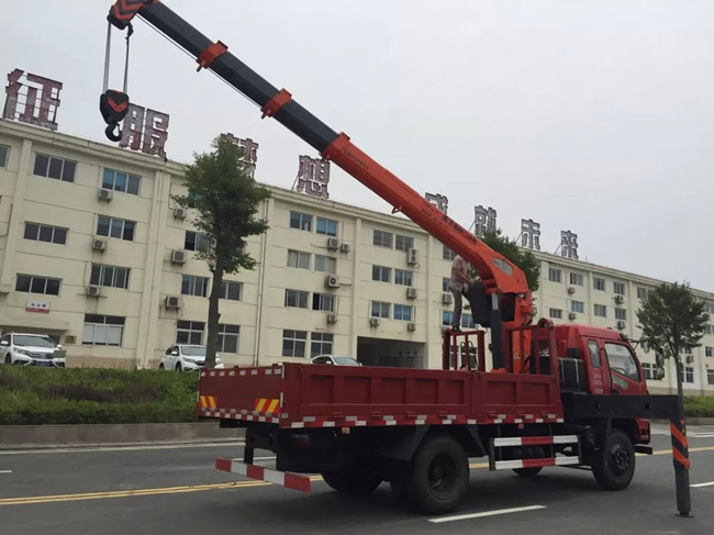 東風(fēng)T07（可裝2~6.3噸吊機）隨車起重運輸車