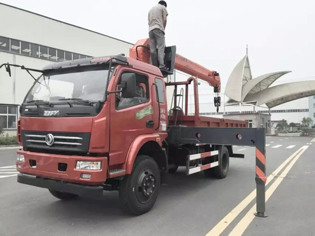 東風(fēng)T07（可裝2~6.3噸吊機）隨車起重運輸車