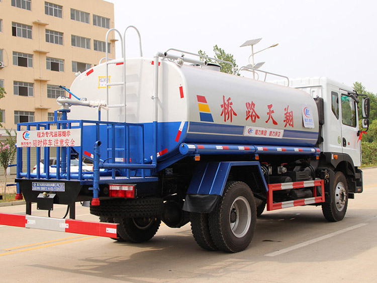 东风D9 12吨洒水车